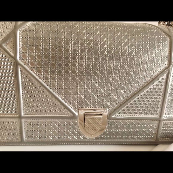 DIOR
Metallic Patent Micro-Cannage Medium silver - Picture 9 of 12